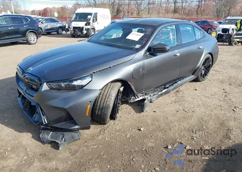 2025 BMW M5 z USA, uszkodzony, nr VIN WBS83FK02SCU36580